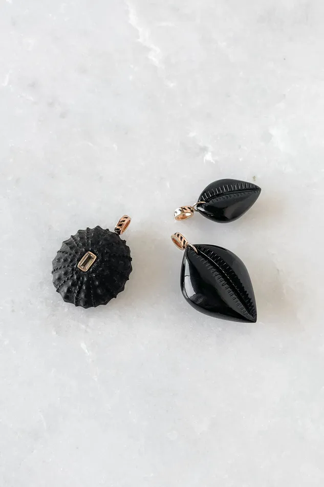 DEZSO Medio Onyx Cowry Charm Charm Necklaces