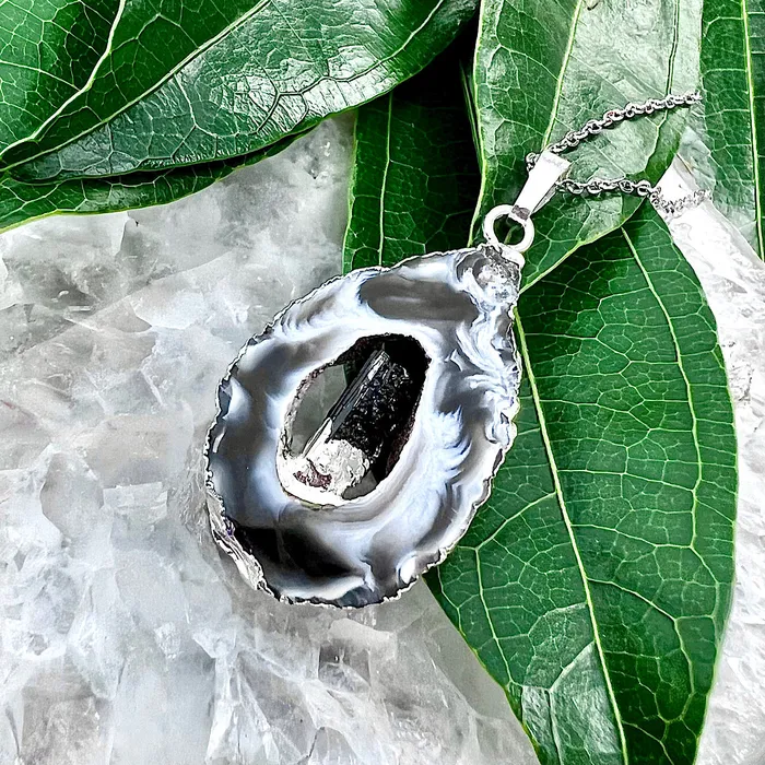 Lily Rose Jewelry Necklaces Inner Peace Protection Druzy Quartz Geode Slice with Black Tourmaline Inside XL Pendant 18 White Gold Necklace Lily Rose Jewelry Necklaces Inner Peace Protection Druzy Quartz Geode Slice with Black Tourmaline Inside XL Pendant 18 White Gold Necklace
