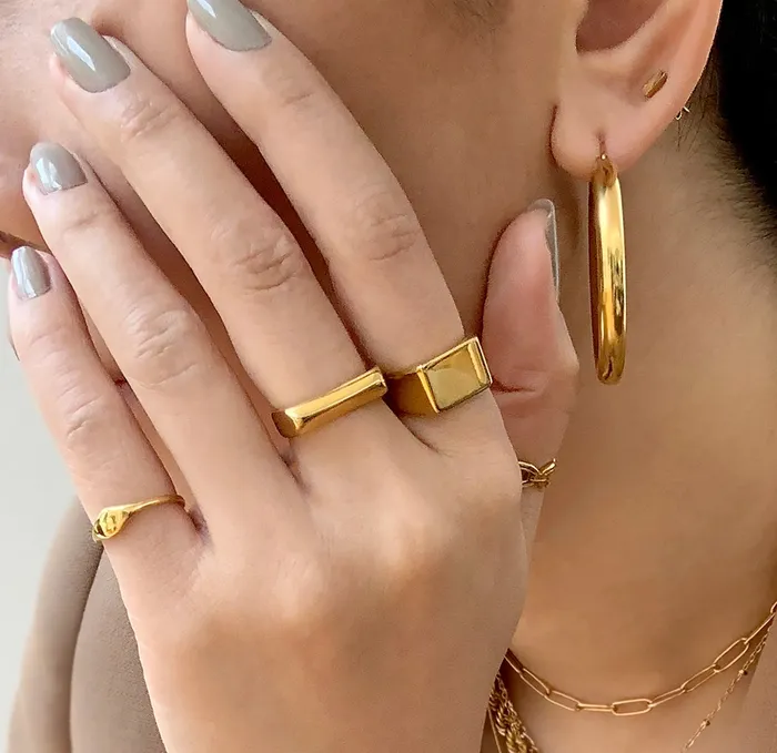 MAI DSIRE Rings FRANKIE GOLD SQUARE SIGNET RING