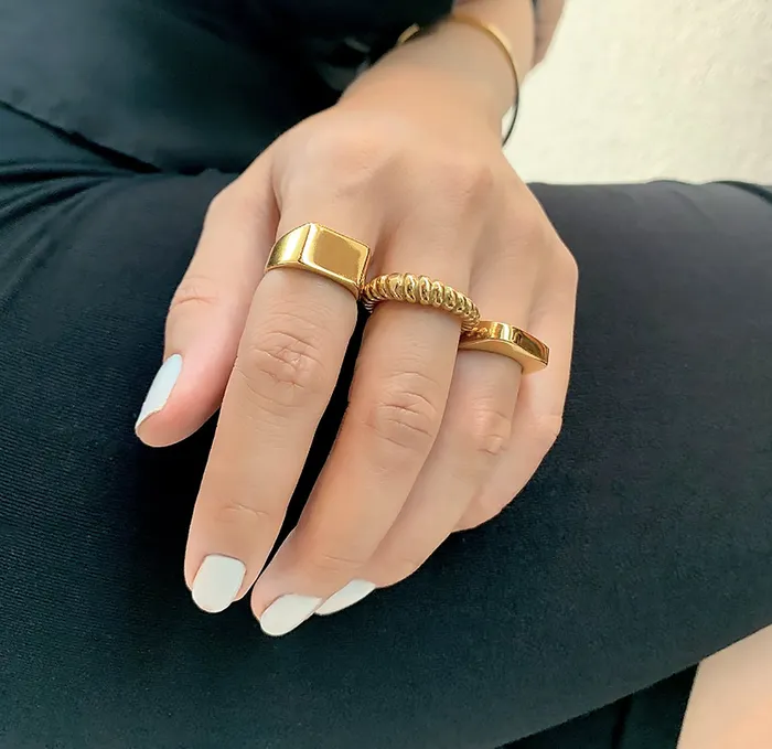 MAI DSIRE Rings FRANKIE GOLD SQUARE SIGNET RING